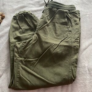 GAP women’s Khaki Jogger Pants medium petite